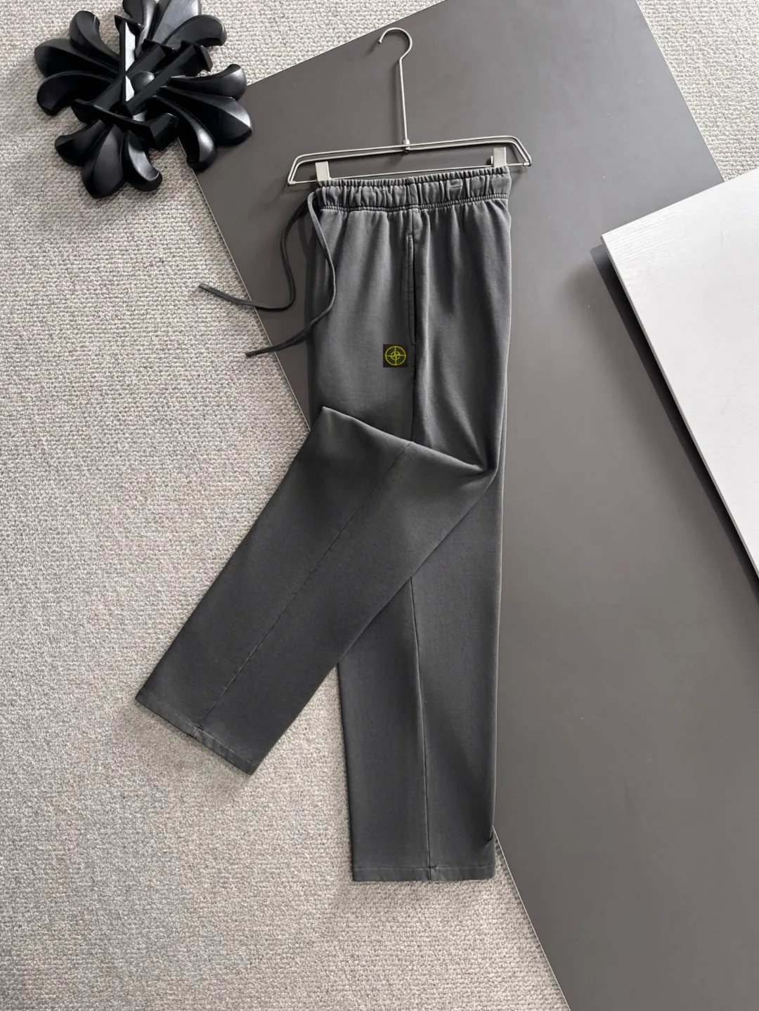 Next day shipment P360 Stone lsland/Stone Island Exclusively launches 25ss autumn and winter new high-quality trousers. Compare real-life details at will. Craftsmanship that ordinary small workshops cannot copy. Top-level ZP development. Unique imported fabric feel. Purely imported German machine production. Precision operation. Ten thousand needle density. A pair of trousers with rich details. You can see the development strength. A full set of new accessories are customized simultaneously. Simple yet elegant. Soft, delicate and comfortable. The upper body is versatile and fashionable. A perfect choice for autumn and winter. A must-have item. Loose fit. Please refer to the size chart when placing an order: S to XXL (or state your height and weight when placing an order)